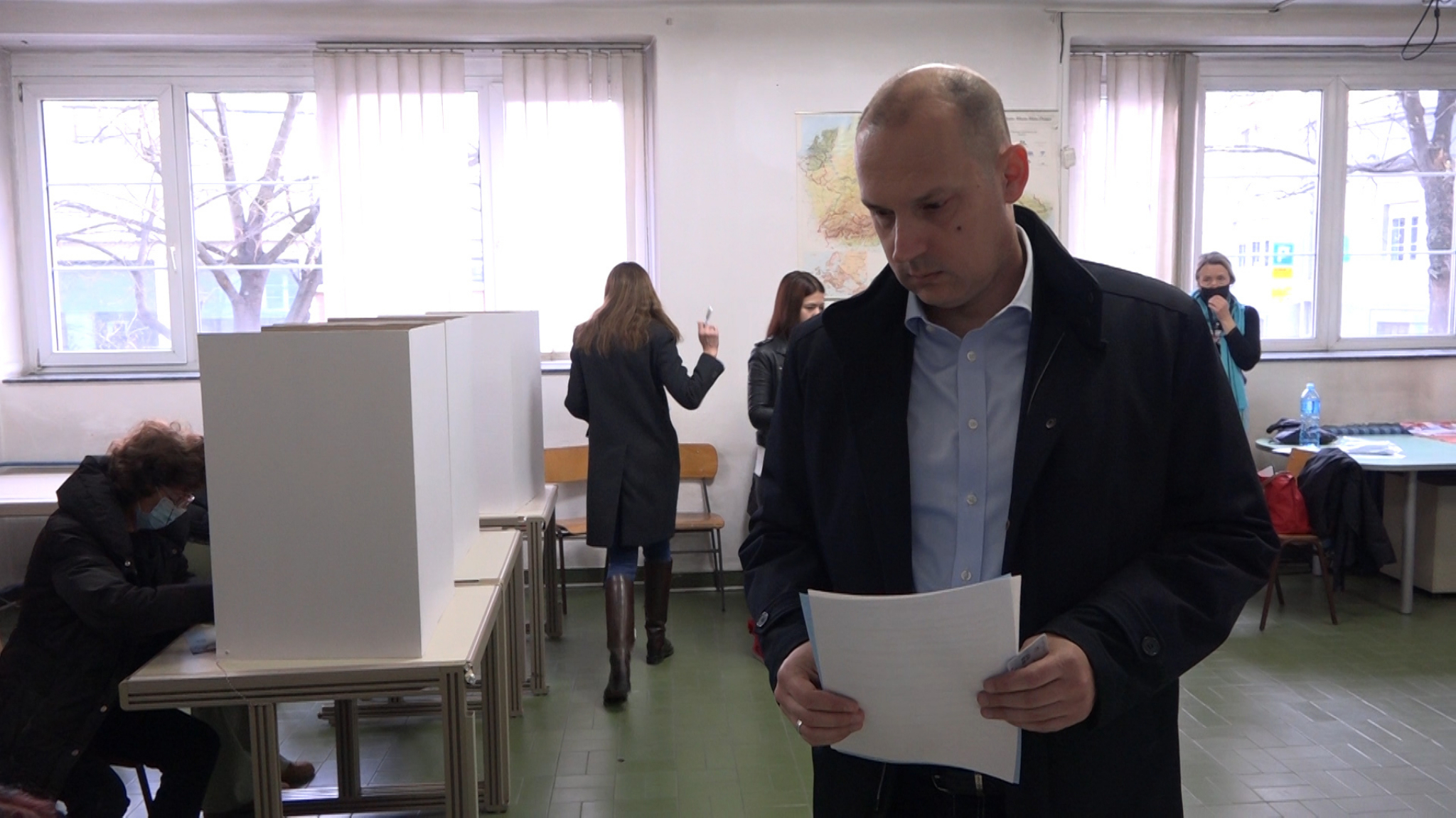 MINISTAR ZDRAVLJA OBAVIO GRAĐANSKU DUŽNOST Lončar glasao na biračkom mestu u Brodarskoj školi