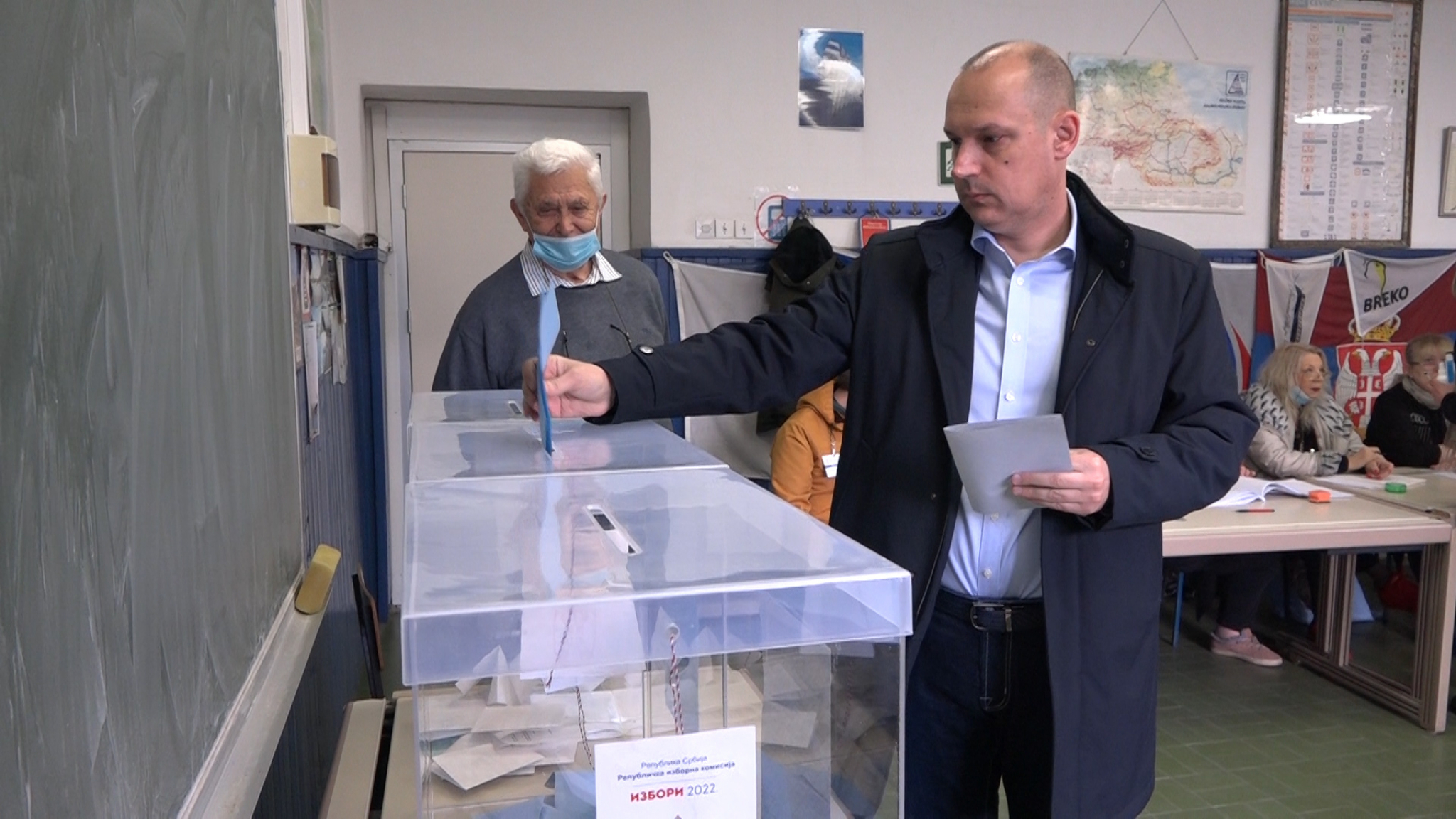 MINISTAR ZDRAVLJA OBAVIO GRAĐANSKU DUŽNOST Lončar glasao na biračkom mestu u Brodarskoj školi
