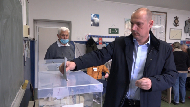 MINISTAR ZDRAVLJA OBAVIO GRAĐANSKU DUŽNOST Lončar glasao na biračkom mestu u Brodarskoj školi