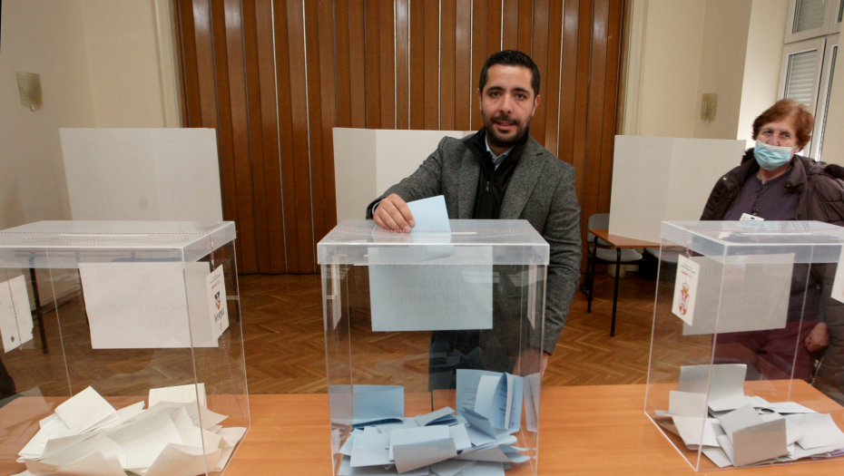 TOMISLAV MOMIROVIĆ GLASAO Ministar obavio građansku dužnost (FOTO)