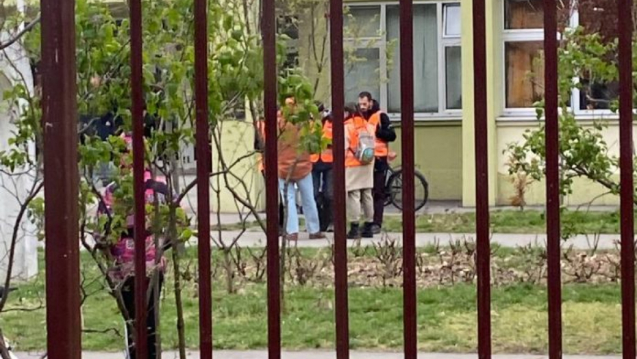 OPOZICIONI EKSTREMISTA POKUŠAVA DA IZAZOVE NASILJE Brajan Brković psovao majku glasačima u NS, incident PRIJAVLJEN (FOTO/VIDEO)