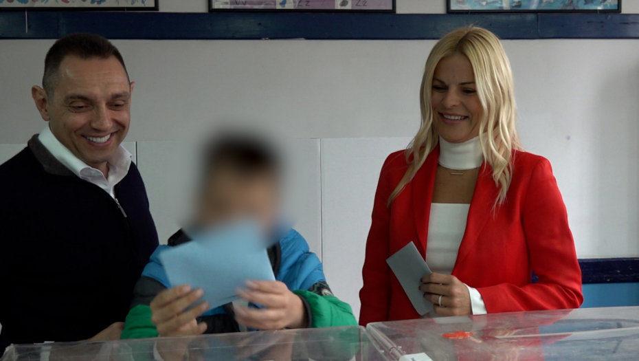 MINISTAR VULIN OBAVIO GRAĐANSKU DUŽNOST Glasao na Vidikovcu u pratnji supruge i starijeg sina (FOTO/VIDEO)