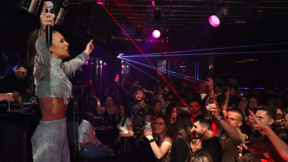 NIJE ME UZDRMAO PEH OD PROŠLE NEDELJE! Anastasija Ražnatović uhvaćena na aerodromu posle nastupa u Štutgartu