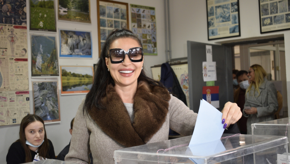 CECA PRVIM AVIONOM STIGLA NA GLASANJE! Pevačica pravo sa nastupa otišla da obavi građansku dužnost, a evo ko joj je pravio društvo!