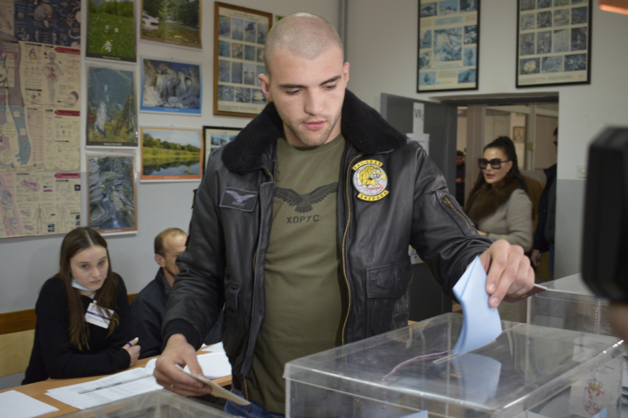 CECA PRVIM AVIONOM STIGLA NA GLASANJE! Pevačica pravo sa nastupa otišla da obavi građansku dužnost, a evo ko joj je pravio društvo!