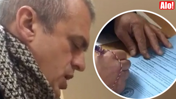 SKANDAL! Sergej Trifunović ponovo krši zakon! Snima se na biračkom mestu i vređa Vučića! (VIDEO)