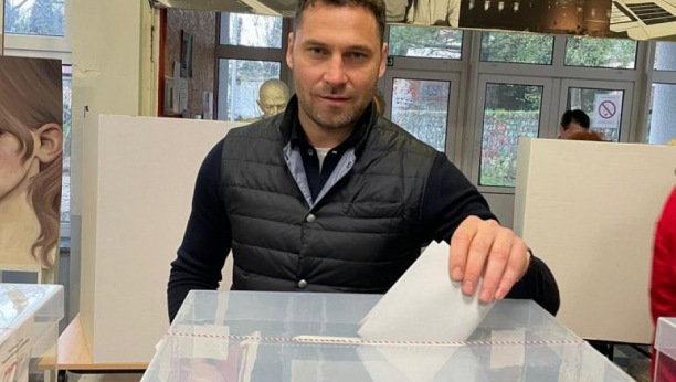OBAVILI GRAĐANSKU DUŽNOST Bivši reprezentativci Jestrović i Tošić glasali na izborima (FOTO)