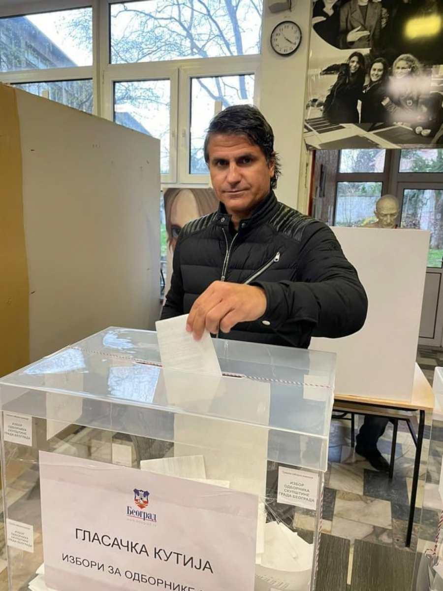 OBAVILI GRAĐANSKU DUŽNOST Bivši reprezentativci Jestrović i Tošić glasali na izborima (FOTO)