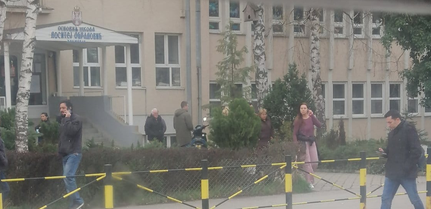 OVAKO ĐILASOVI PULENI POŠTUJU IZBORNA PRAVILA Šunjaju se, telefoniraju, pa bacaju propagandni materijal na manje od 50 metara od biračkog mesta (FOTO/VIDEO)