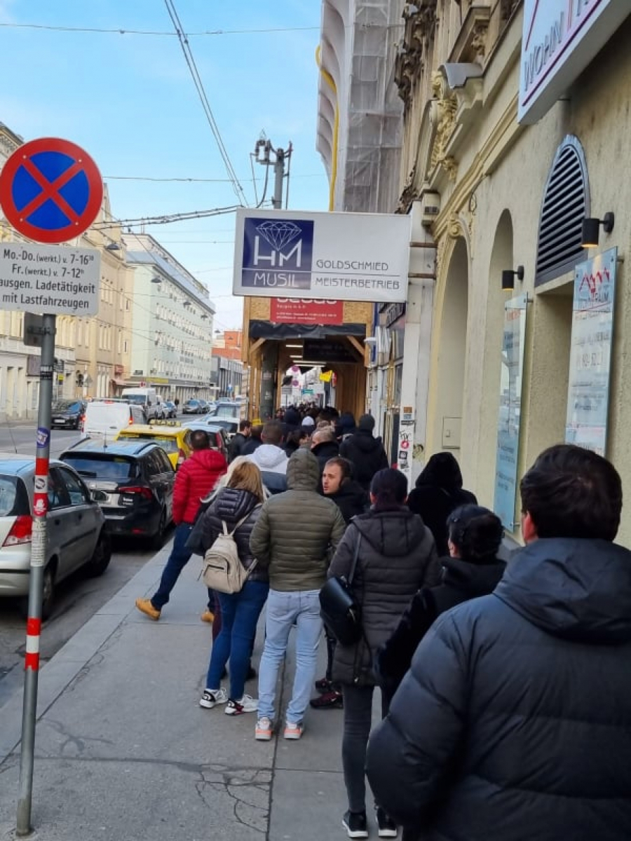 SRBI GLASAJU NA TRI LOKACIJE U BEČU Više od stotinu ljudi čeka u redu da obavi svoju građansku dužnost (FOTO)