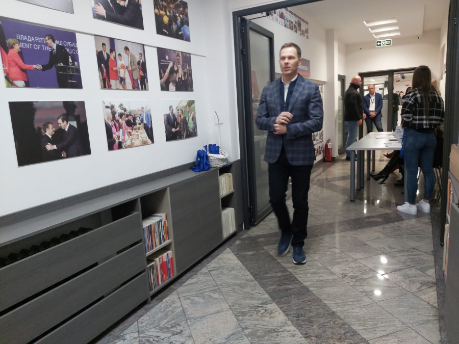 TRUBAČI I SLAVLJE U SNS Vučić ponovo predsednik, SNS ima 44 odsto: Ponosan sam na našu kampanju (FOTO/VIDEO)