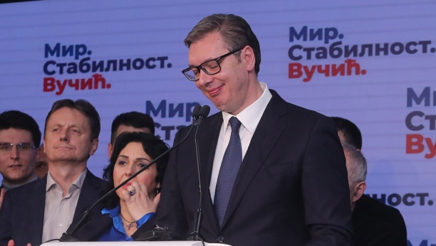 TRUBAČI I SLAVLJE U SNS Vučić ponovo predsednik, SNS ima 44 odsto: Ponosan sam na našu kampanju (FOTO/VIDEO)