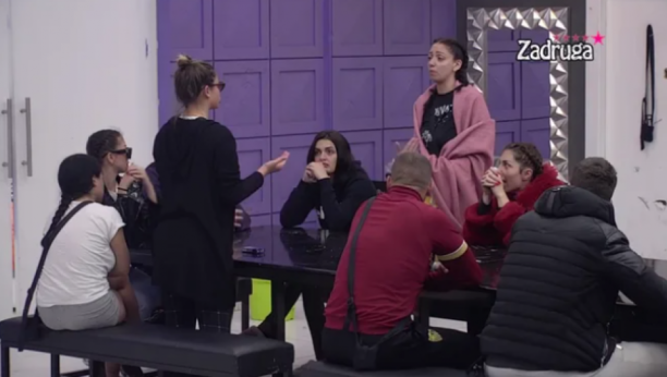 ANA NA UDARU ZBOG GOLIH FOTOGRAFIJA! Jovanovićeva na stubu srama, cimerke nemaju milosti!