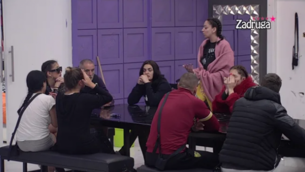 ANA NA UDARU ZBOG GOLIH FOTOGRAFIJA! Jovanovićeva na stubu srama, cimerke nemaju milosti!