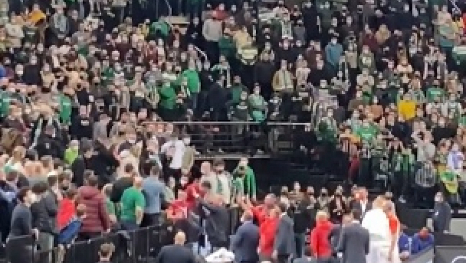 FRKA U KAUNASU! Navijače Zvezde izveli iz hale posle manjeg sukoba sa domaćima - odveli ih pravo na aerodrom! (VIDEO)