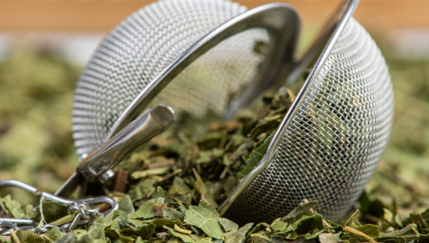 STARI SLOVENI SU VEROVALI DA JE OVAJ ČAJ NAJMOĆNIJI LEK Snižava krvni pritisak, pomaže kod malokrvnosti, čisti krv i bubrege, ali samo ako ga spremate na poseban način