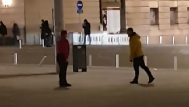 UZNEMIRUJUĆI SNIMAK SA TRGA REPUBLIKE Momak i devojka se svađali, a onda je on pao ispred trolejbusa (VIDEO)