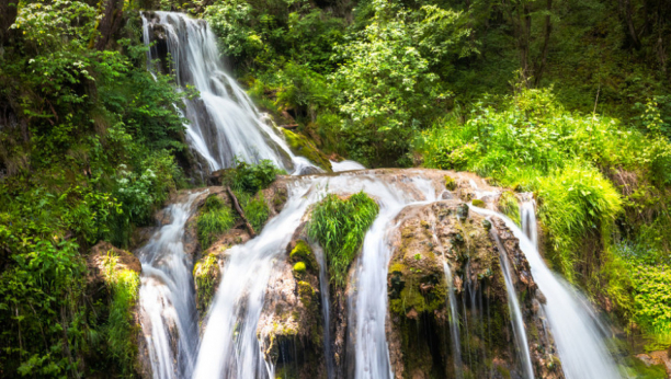 ZLATIBORSKA ATRAKCIJA Vodopad u Gostilju spada u najveće prirodne vodopade u Srbiji (VIDEO)