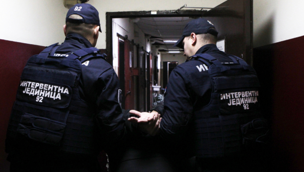 POLICIJSKA AKCIJA U CENTRU BEOGRADA Uhapšeno dvoje, u stanu pronađena droga i oružje (FOTO)