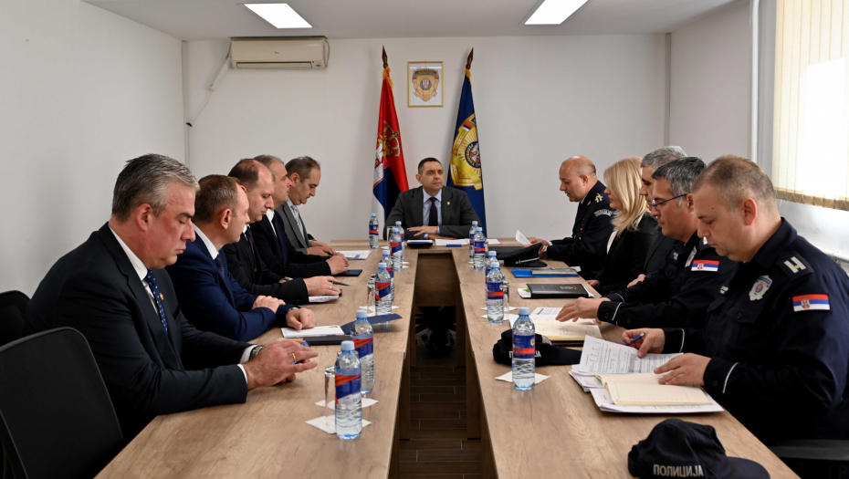 MINISTAR POLICIJE VULIN OBIŠAO POLICIJSKU UPRAVU PIROT Država intenzivno jača kapacitete policije, ali i ulaže u obuku kadrova (FOTO)