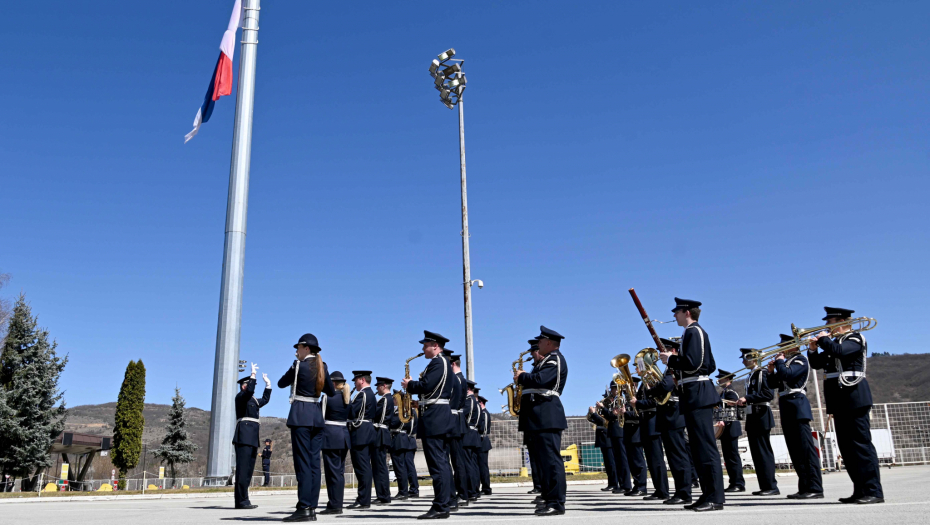 MINISTAR VULIN Ne krijemo da smo ponosni na snagu Srbije i vrednosti koje simbolizuje naša trobojka (FOTO)