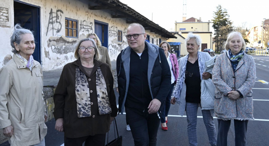 MLADENOVAC VAŽAN KAO TERAZIJE Grad obećao i ispunio - napravljen parking sa 100 mesta (FOTO)