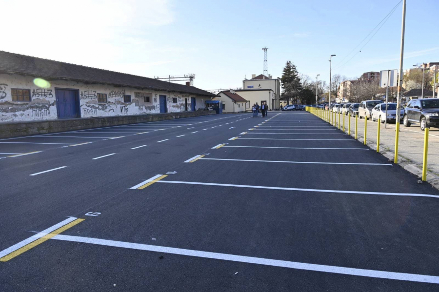 MLADENOVAC VAŽAN KAO TERAZIJE Grad obećao i ispunio - napravljen parking sa 100 mesta (FOTO)