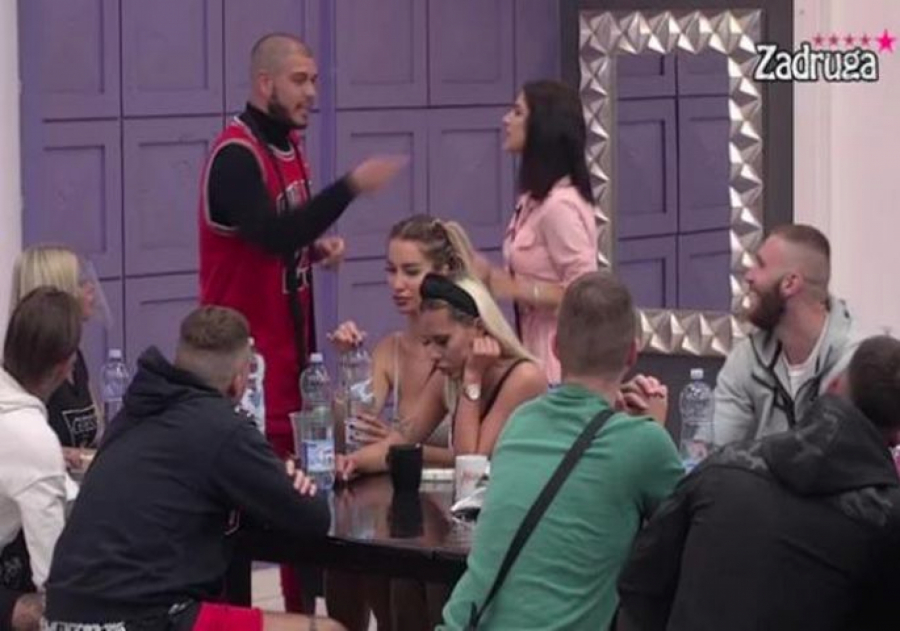 PROCURILE INFORMACIJE IZ SPOLJNOG SVETA! Zadrugarka prenela poruke od porodice, na udaru Dejanova majka!