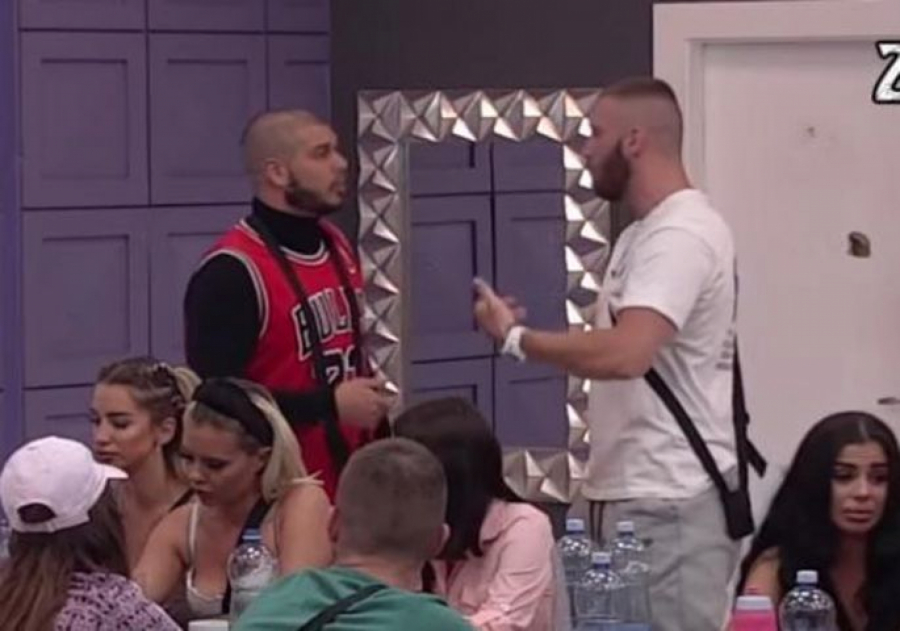 PROCURILE INFORMACIJE IZ SPOLJNOG SVETA! Zadrugarka prenela poruke od porodice, na udaru Dejanova majka!