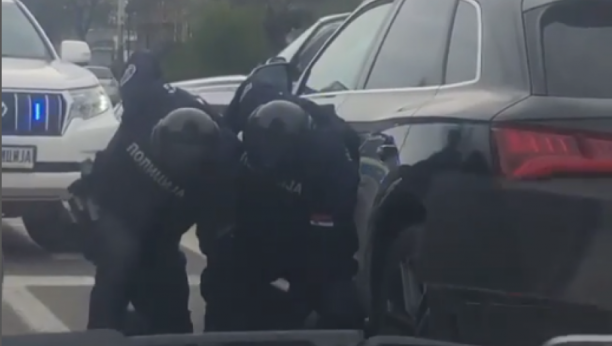 POGLEDAJTE MUNJEVITU AKCIJU INTERVENTNE POLICIJE: Nasred auto-puta izvukli muškarca iz audija i priveli ga (VIDEO)