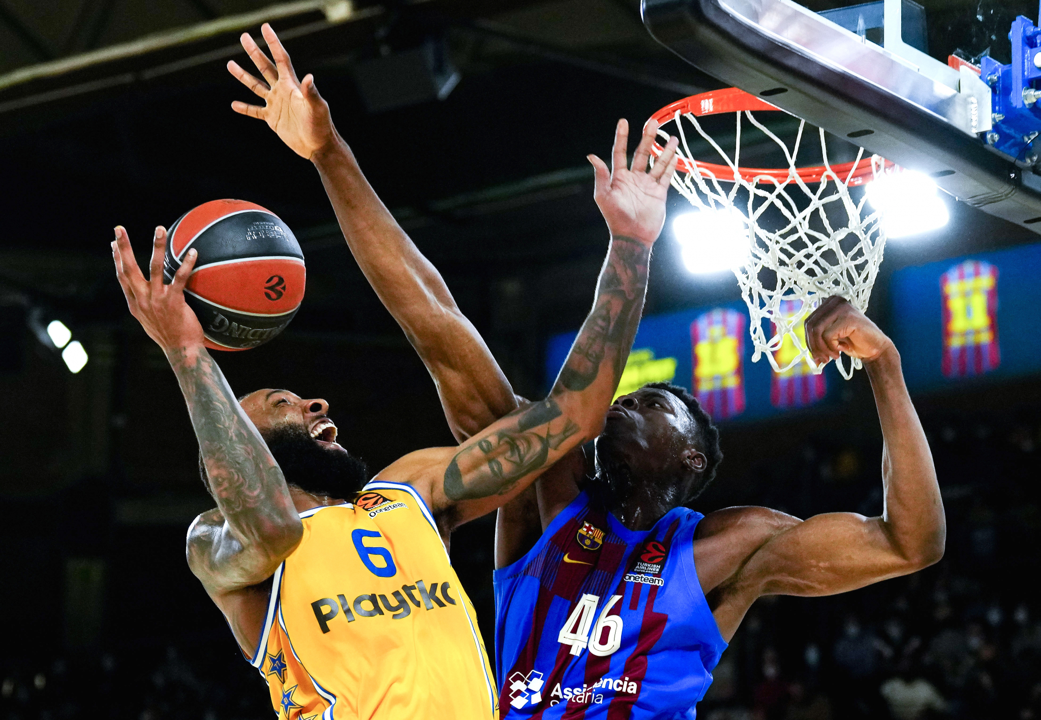 DEBAKL BARSELONE! Šaras kombinovao, Makabi kažnjavao i prebacio 100 poena u Blaugrani!