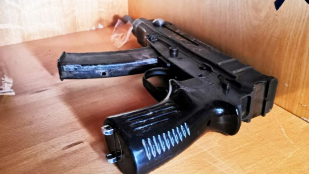 KOSOVSKA POLICIJA PRIVELA MLADIĆA U automobilu imao pušku, 56 metaka i dva noža