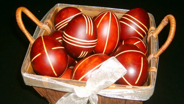 USKRŠNJA JAJA BIĆE LEPŠA NEGO IKAD Dodajte samo jednu namirnicu u lukovinu, boja će biti fantastična