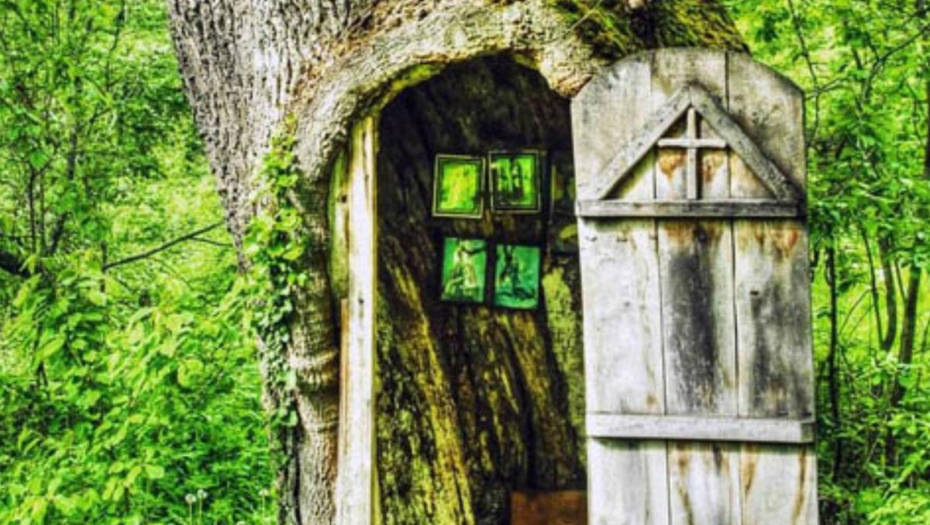 BOŽJI DOM KAO IZ BAJKE Jedinstvena crkvica u celom svetu skrivena u hrastu