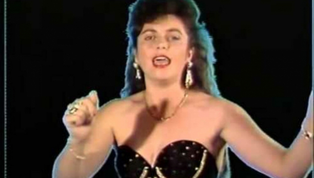 DA LI PREPOZNAJTE PEVAČICU SA FOTKE?! Poznata je kao srpska Šakira, a frizura joj je oduvek bila zaštitni znak! (FOTO)