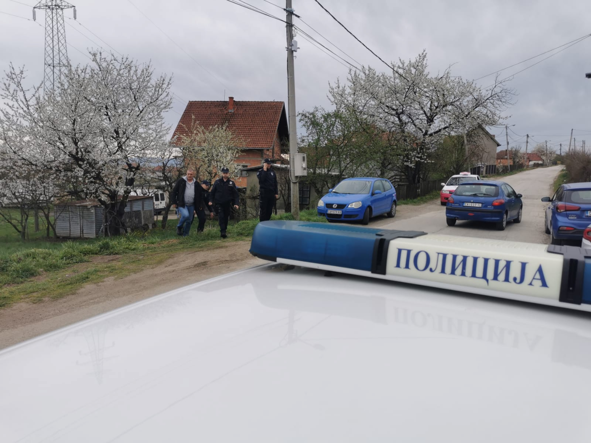 Nezapamćena tragedija potresla meštane čačanskog naselja Atenica! Zaklao majku, oca i dedu jer mu nisu mu dali pare za drogu