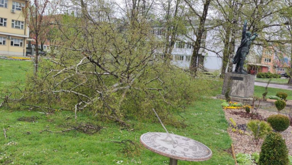 JAKO NEVREME I U REPUBLICI SRPSKOJ U Prijedoru vetar čupao drveće, krovovi odleteli u vadzuh (FOTO/VIDEO)