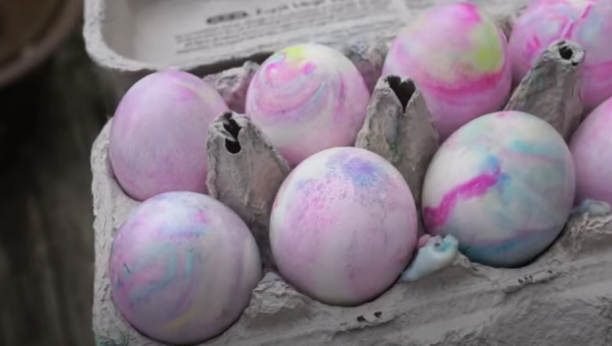 TEHNIKA FARBANJA KOJA ĆE BITI APSOLUTNI HIT OVOG USKRSA Bez hemije, prirodnim putem do savršenih boja