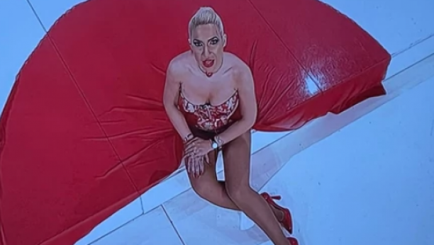 UVEK MOŽE SKANDALOZNIJE! Jovana Jeremić ovako pozirala i najavila gošću sa povređenom glavom!