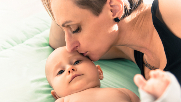 PREDNOSTI MAJČINSTVA POSLE 35. GODINE Istraživanja dokazala da te žene imaju veću šansu da dožive duboku starost