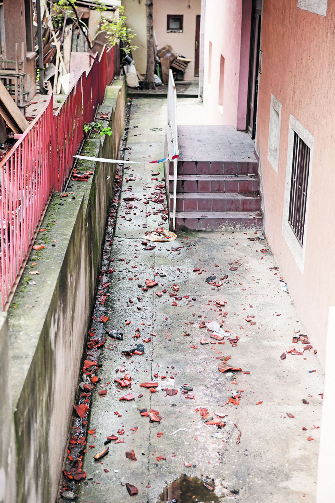 Izgoreo u požaru dok je pio s prosjacima! Tragedija na četvrtom spratu zgrade u naselju Braće Jerković u Beogradu