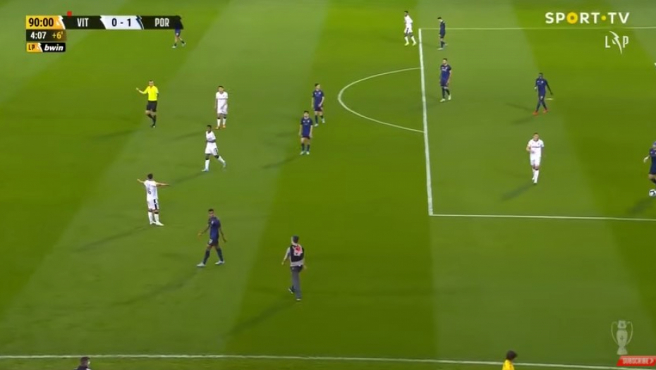 SRBIN PRISUSTVOVAO SKANDALU! Navijač uleteo na teren i šutirao igrače?! (VIDEO)