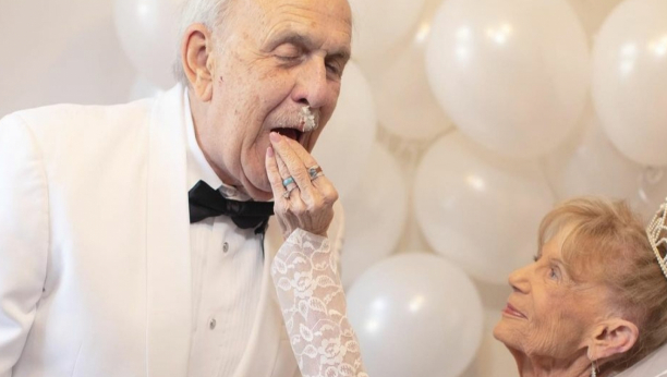 POLA VEKA SVAKI DAN SE LJUBE Obeležili zlatnu svadbu istim fotografijama