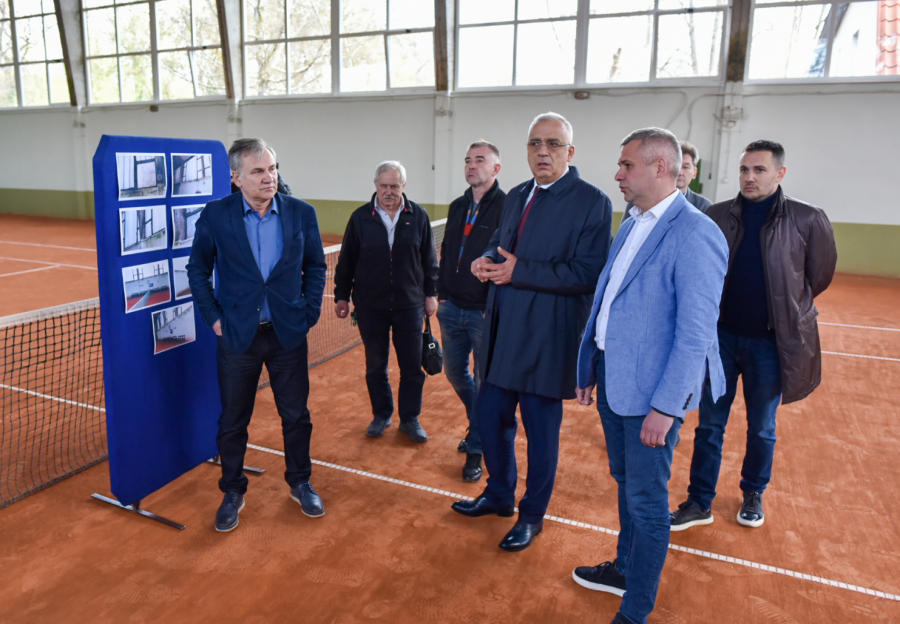 Pokrajinski sekretar Basta i gradonačelnik Bakić obišli rekonstruisanu tenis halu TK Spartak