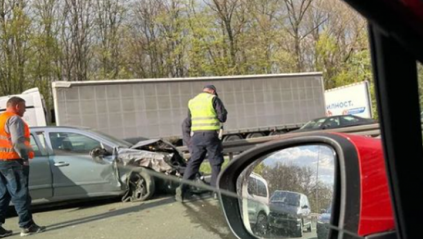 LANČANI SUDAR NA AUTO-PUTU U saobraćajnoj nezgodi kod Zmaja učestvovala 4 vozila