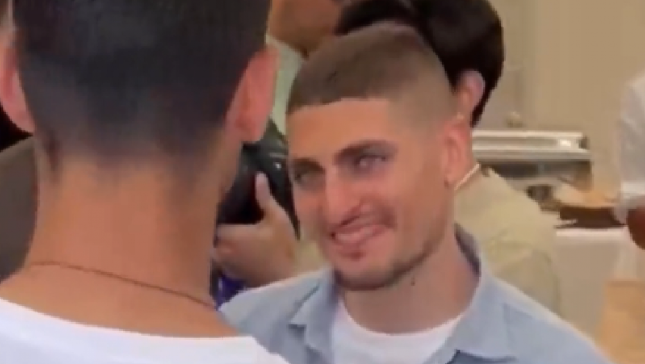 POGLED JE SVE REKAO Slavni fudbaler oduševljen Novakom, dao je sve od sebe da ga Srbin primeti (VIDEO)