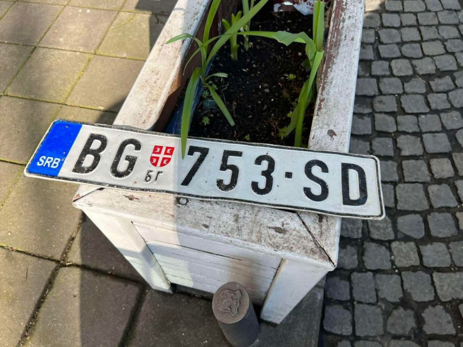 VESIĆ PRONAŠAO TABLICU OD AUTOMOBILA Ako je prepoznate možete doći u Stari dvor (FOTO)