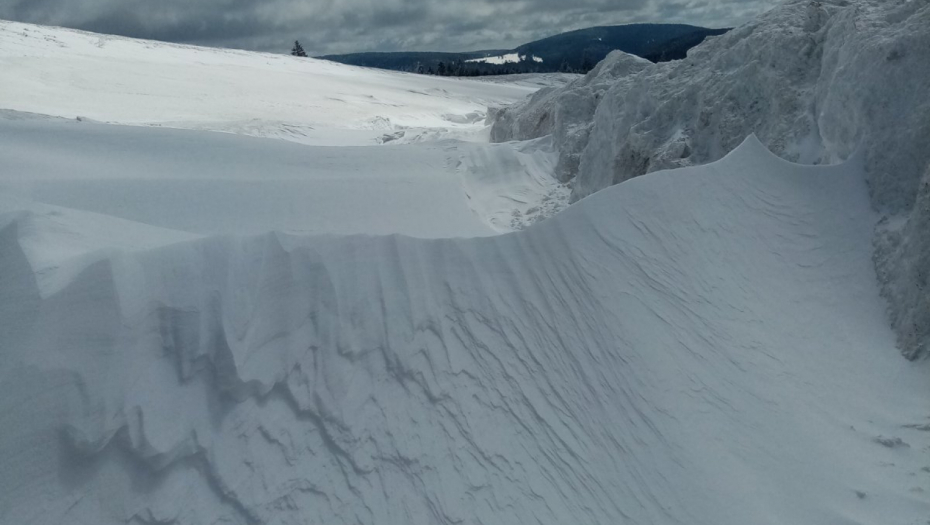 OGROMNI SNEŽNI NANOSI SE NEĆE OTOPITI DO ĐURĐEVDANA Neverovatna slika snega na Goliji usred aprila! (FOTO)