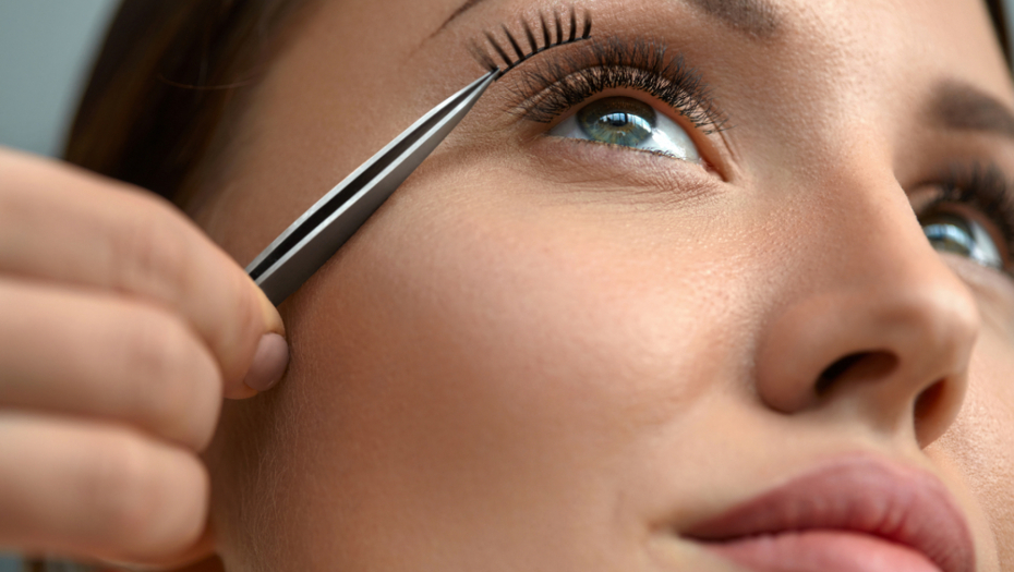 Mnoge žene se muče sa njihovim nanošenjem: Ovaj trik će vam sigurno olakšati stavljanje veštačkih trepavica