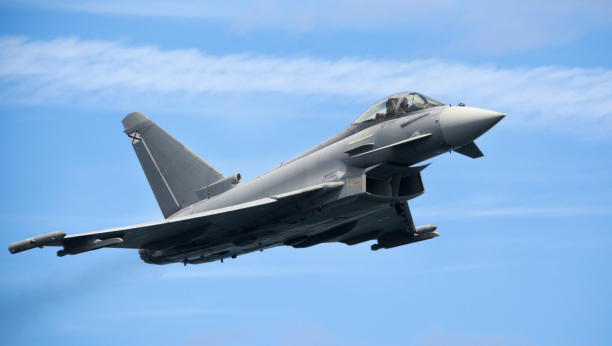 KAMERA ZABELEŽILA NLO U VELIKOJ BRITANIJI "Kretao se izuzetno velikom brzinom između borbenih aviona" (FOTO)